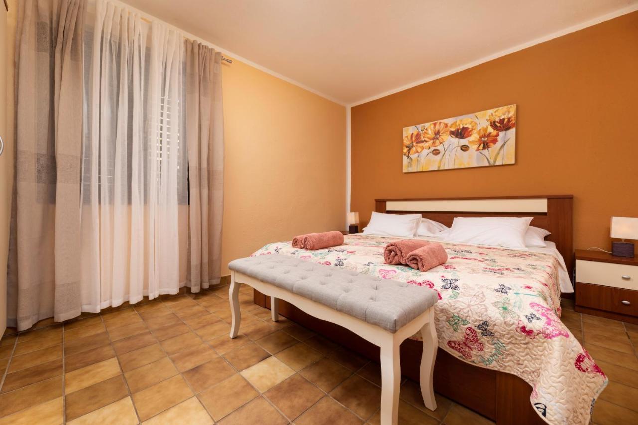 Apartman "Ela" Njivice Luaran gambar