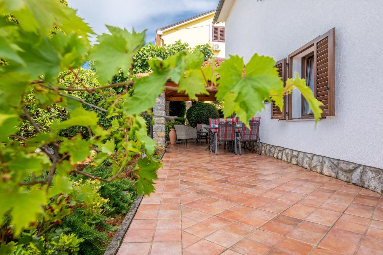 Apartman "Ela" Njivice Luaran gambar