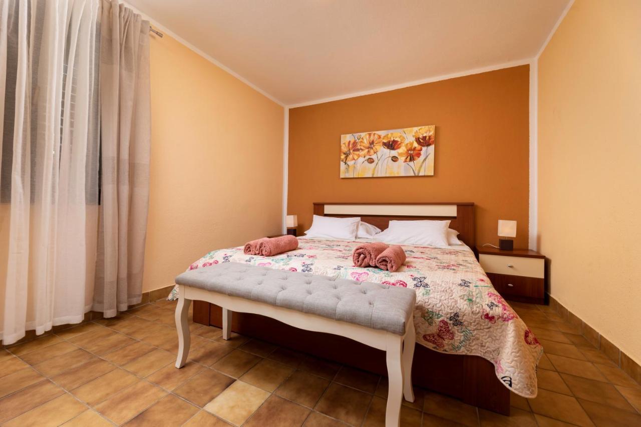 Apartman "Ela" Njivice Luaran gambar